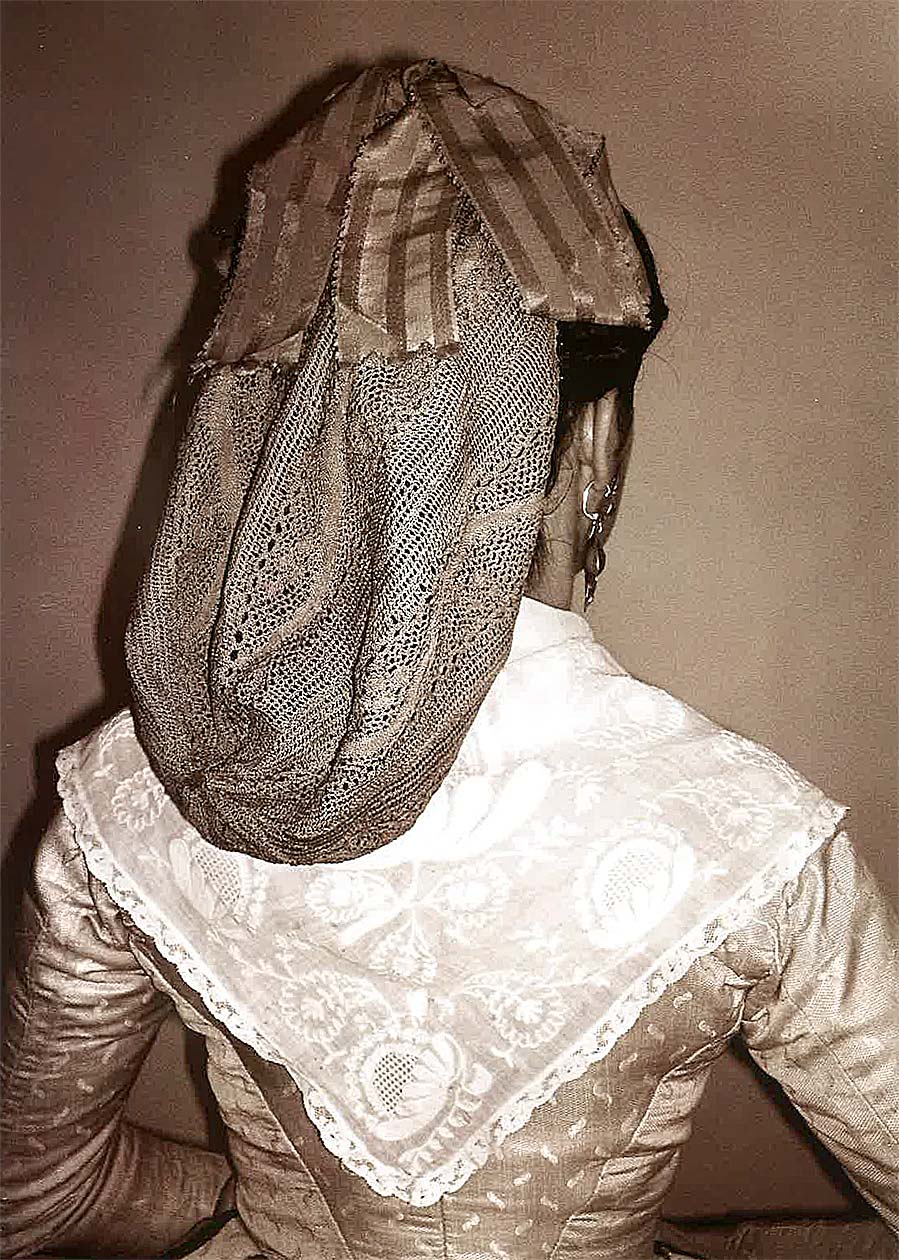 Gandaya con cintas de seda, Calceite (Indumentaria... Apuntes para una historia, p. 216).