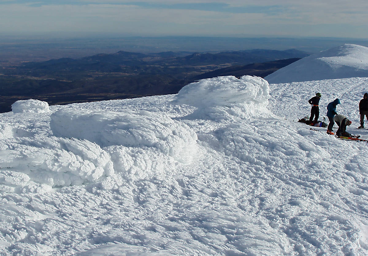 Nieve esculpida por la fuerza del viento en la cima del Moncayo.