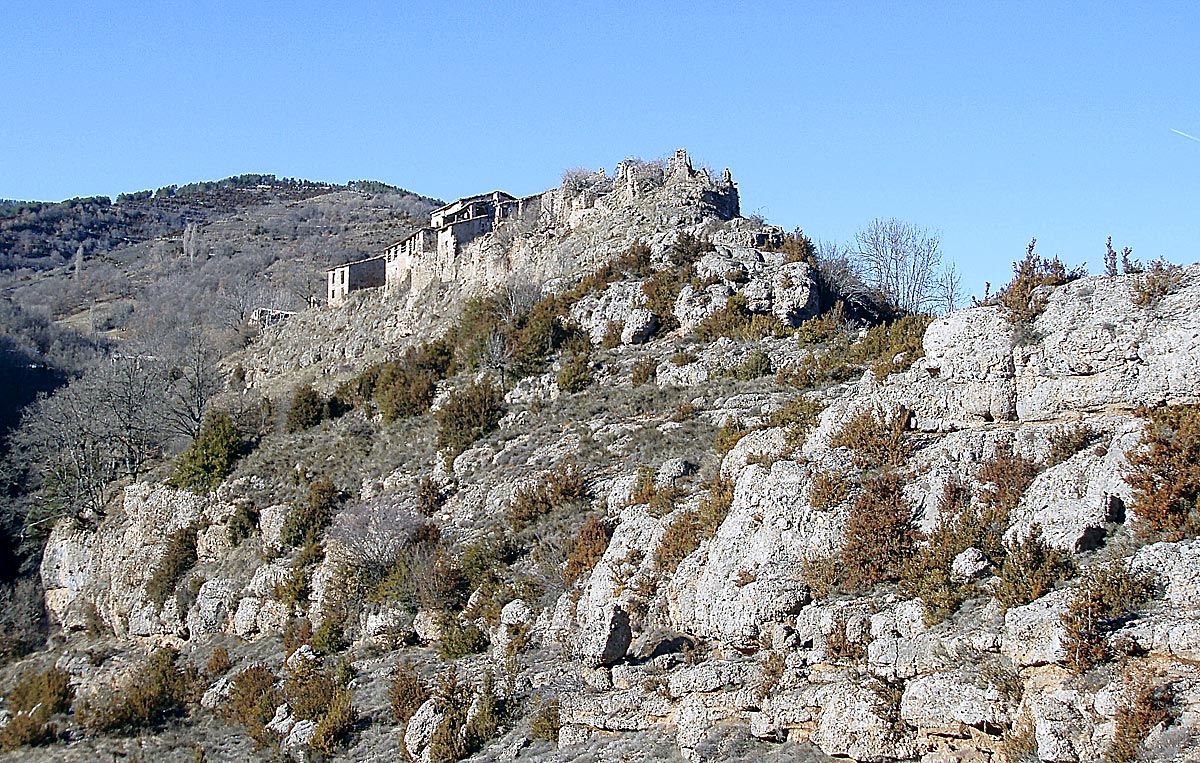 El caserío encaramado en la roca de Obis.