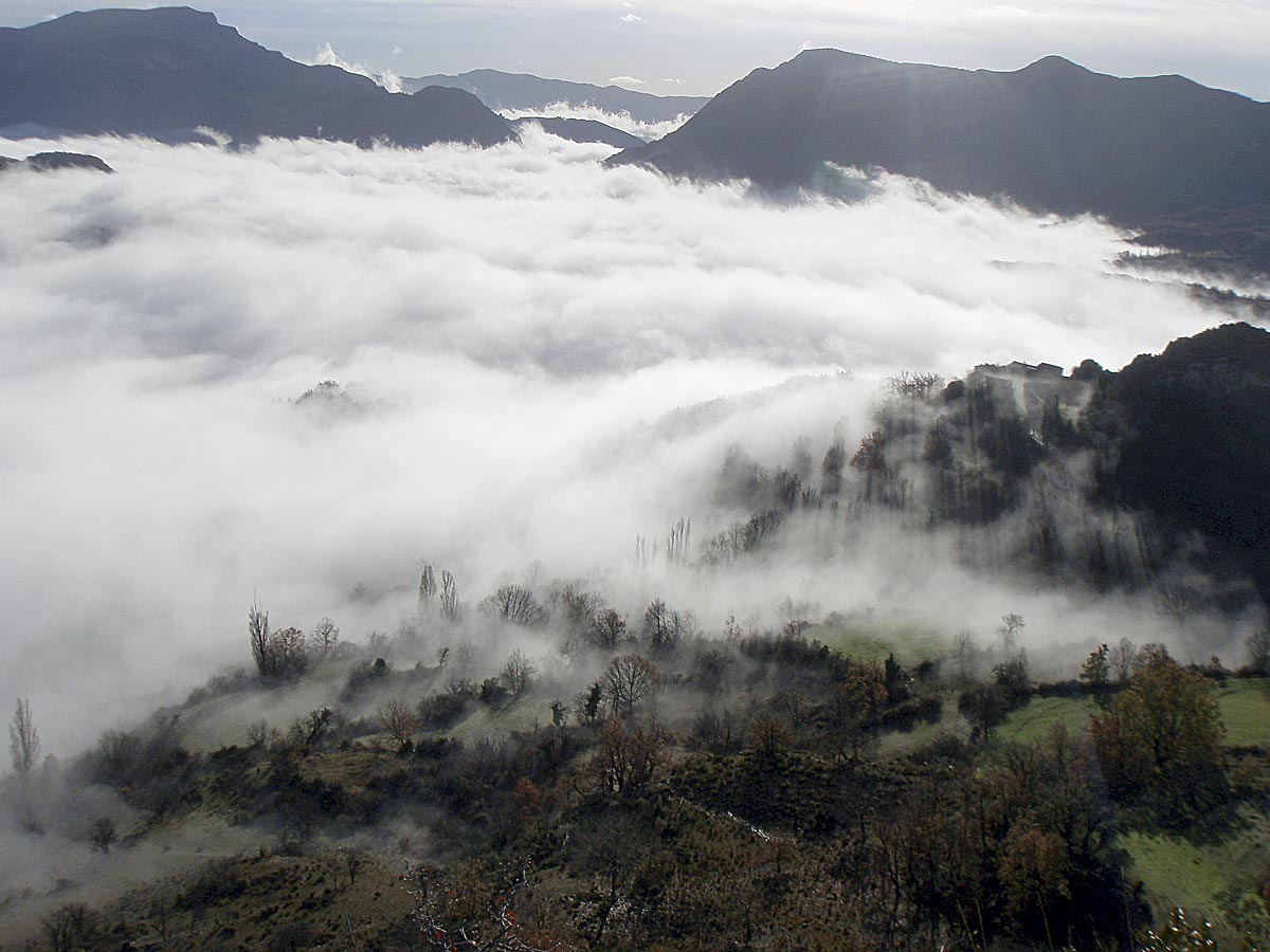 Valle de Betesa bajo la niebla
