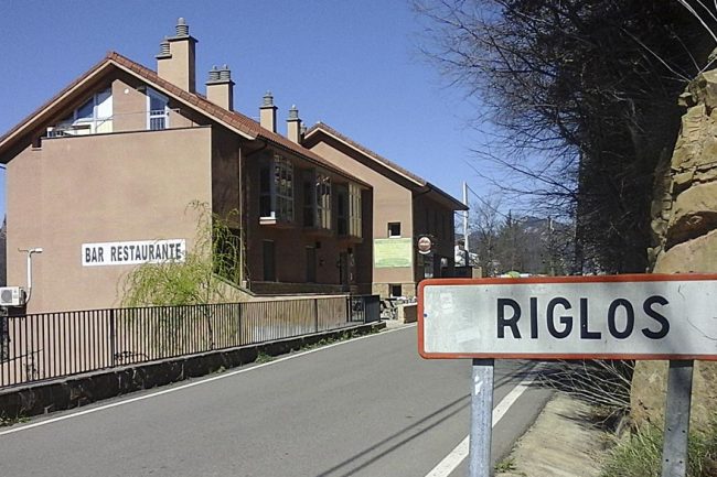 Entrada a Riglos, con el edificio del refugio a la izquierda. Fotos: Refugio de Riglos.