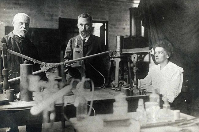 Construyendo la tabla periódica.. Bémont y los Curie. Wellcome Collection. CCB.