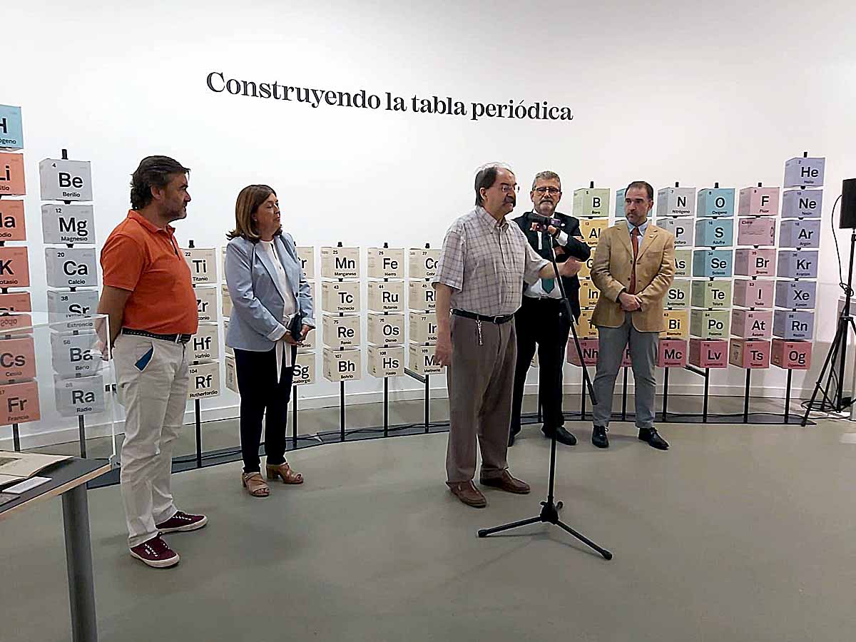 Miguel Calvo en el acto de inauguración de la exposición 'Construyendo la tabla periódica'.